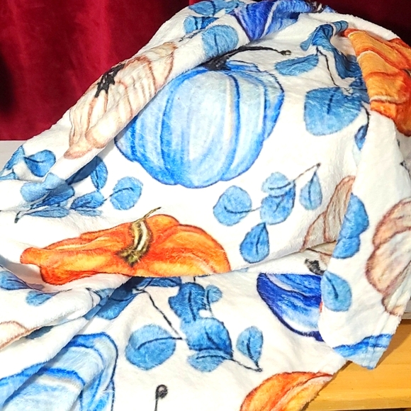 Fall bundle of 5- Soft lap blanket, 24 pc set food Containers & 3 Cards NWT - Picture 7 of 10